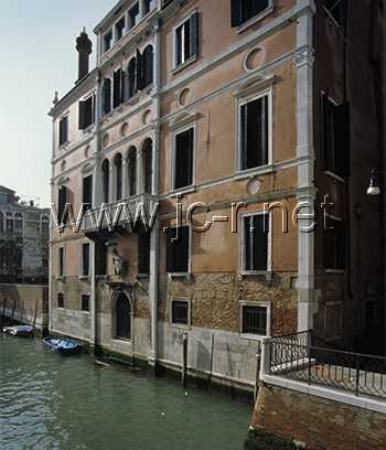 Venice: Palazzo Don� a S. Stin - 20 kB