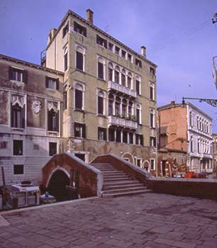 Venice: Palazzo Giustinian Loredan a S. Stin - 18 kB